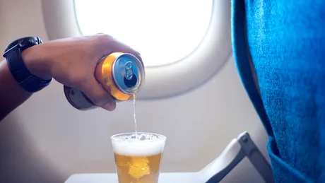 De ce nu este bine să bei alcool, iar apoi să te culci în timpul unui zbor lung?