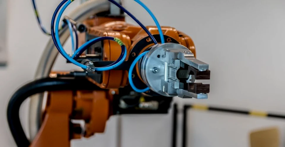 Cercetătorii au creat primul braţ robotic care poate fi controlat fără ajutorul unui implant cerebral