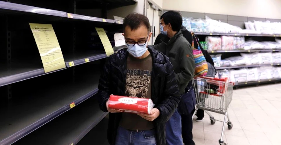Coronavirusul determină locuitorii din Hong Kong să facă provizii de hârtie igienică şi tăiţei