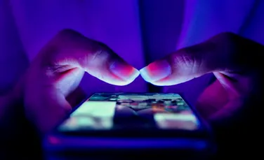 Efectul de turmă pe rețelele sociale: de ce creierul „abdică” și cum îți recuperezi judecata critică