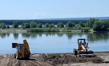 Faleza Dunării este transformată în plajă într-o localitate din judeţul Olt. Antreprenorii doresc să concureze cu oferta de pe litoral