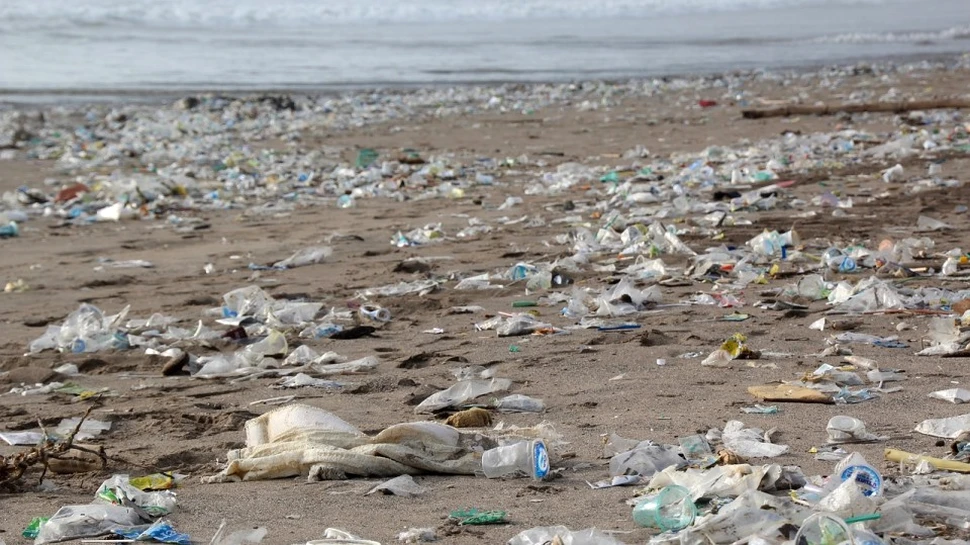 O inovaţie împuşcă doi iepuri dintr-o lovitură: deşeurile din plastic vor fi eliminate prin transformarea în combustibil ecologic şi alte produse