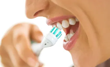 Spălatul pe dinți protejează de pneumonie, arată un studiu