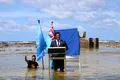 Discurs în apă până la genunchi. Inițiativa ministrului de Externe din Tuvalu pentru conferința COP26