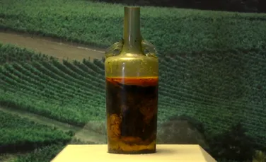 FOTO. Cea mai veche sticlă nedesfăcută de vin, de pe vremea romanilor, ar putea fi încă băută