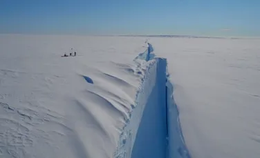 O secţiune uriaşă a gheţii din Antarctica, în apropierea căreia se află şi o staţie de cercetare, este pe cale să se desprindă