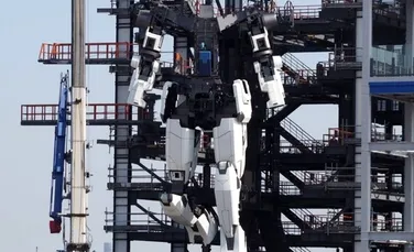 Momentul în care un robot de 18 metri face primii pași
