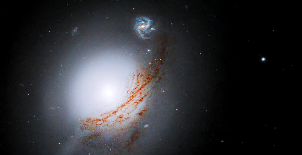 Telescopul Hubble a surprins o galaxie luminoasă care conține un nucleu galactic activ