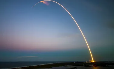 Space X va realiza o misiune neobişnuită la sfârşitul anului acesta. Racheta Falcon 9 va trimite în spaţiu cenuşa a 300 de persoane decedate