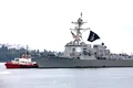 Un distrugător american a intrat în port arborând un drapel al piraților