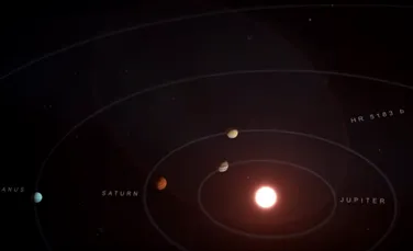O exoplanetă aflată la 100 ani-lumină are o orbită unică