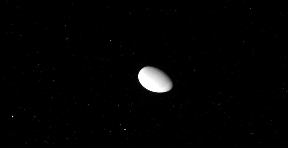 „Oul cosmic”: un satelit al lui Saturn este unul dintre cele mai ciudate corpuri cereşti studiate până acum