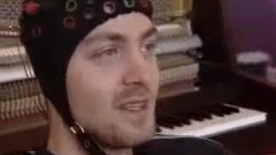 Cu acest dispozitiv poţi cânta la pian direct cu puterea gândului! (VIDEO)