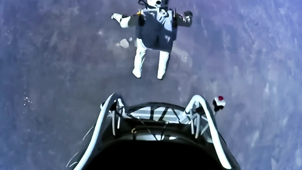 Felix Baumgartner, prima persoană din lume care a depăşit viteza sunetului fără a se afla într-un avion. „Uneori trebuie să te ridici foarte sus pentru a înțelege cât de mic ești cu adevărat”