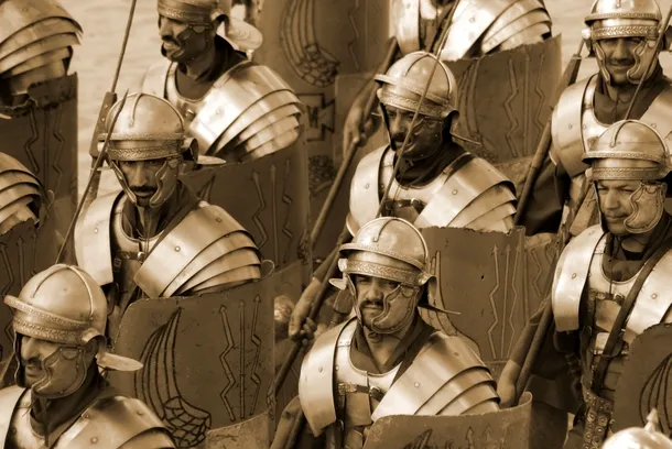 Legionari romani mărşăluind în formaţie