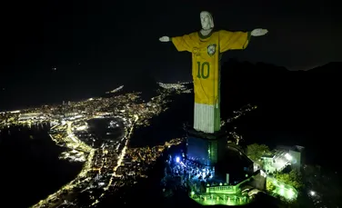 Statuia Hristos Mântuitorul din Rio de Janeiro a fost îmbrăcată cu tricoul lui Pele