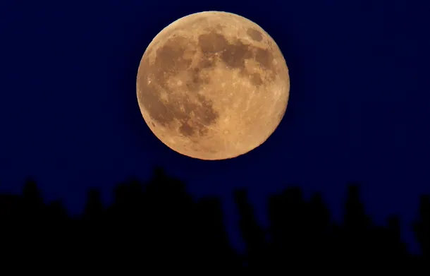 Luna la perigeu văzută din Spencer, New York