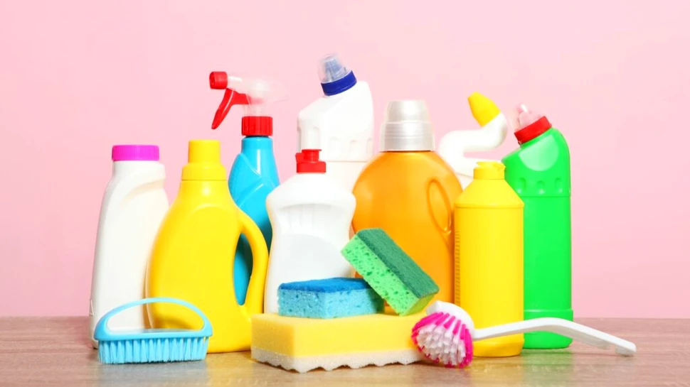 Doi bărbați au fost prinși încercând să vândă detergent contrafăcut