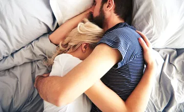Adulții dorm mai bine împreună decât atunci când o fac singuri. Iată ce spun cercetătorii