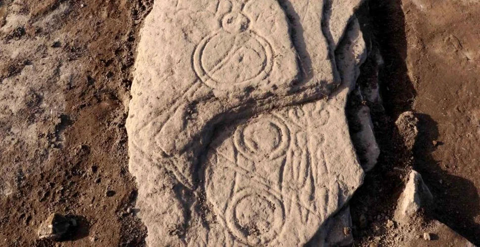 O piatră cu înscrisuri rare a fost găsită în apropiere de locul unei bătălii celebre. Ce simbolizează?
