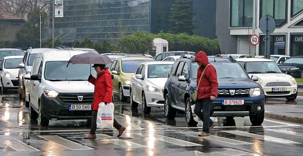 Cod portocaliu de ploi puternice în 23 de judeţe şi Bucureşti, începând de astăzi, pe timpul vizitei Papei