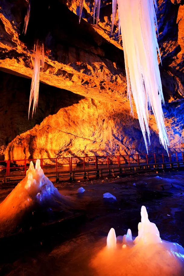 Peştera Scărişoara - stalactite şi stalagmite de gheaţă.