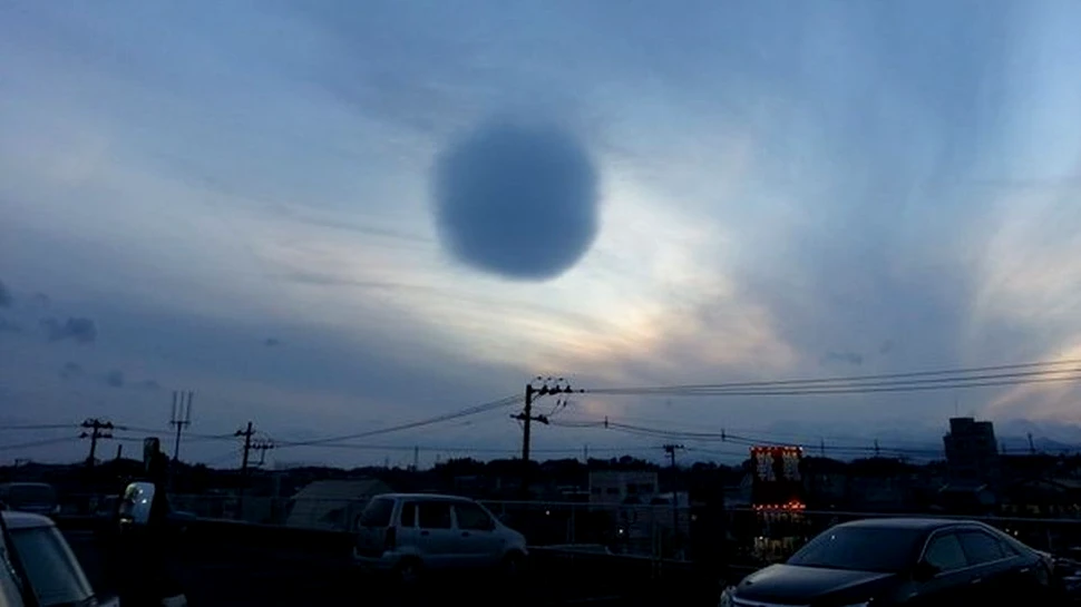 Fenomen MISTERIOS pe cerul din Japonia. ”Când m-am uitat pe fereastra maşinii, am văzut un nor sferic. Imediat am scos camera foto şi am imortalizat momentul”