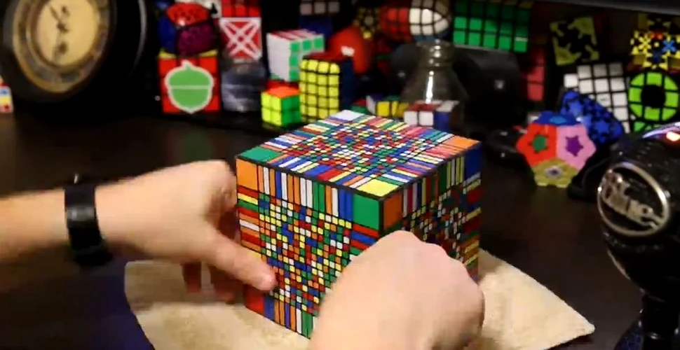 Cum se rezolvă cel mai complicat cub Rubik din lume? Durează peste 7 ore (VIDEO time-lapse)