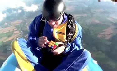 Cubul Rubik, rezolvat in cadere libera de la 6.000 de metri altitudine