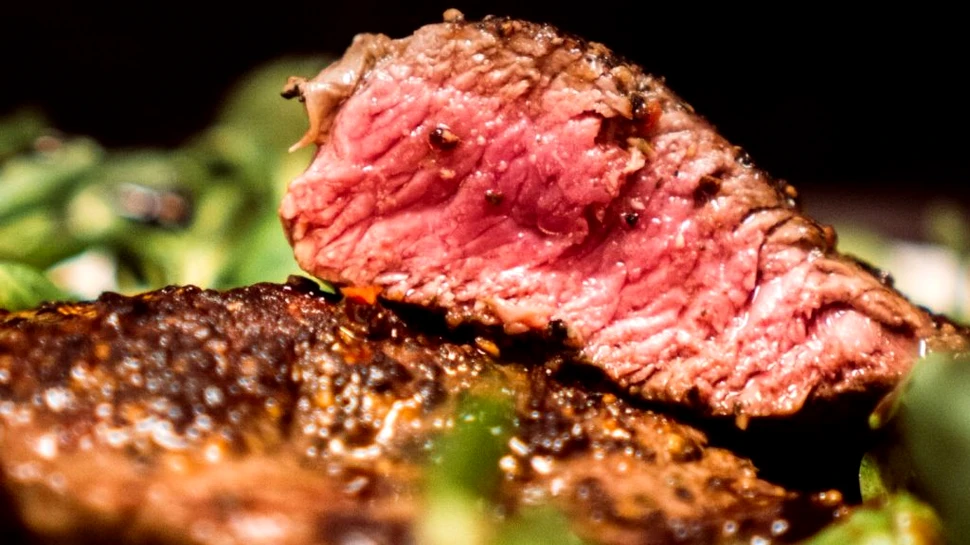 Oamenii au fost prădători alfa și mari consumatori de carne timp de 2 milioane de ani