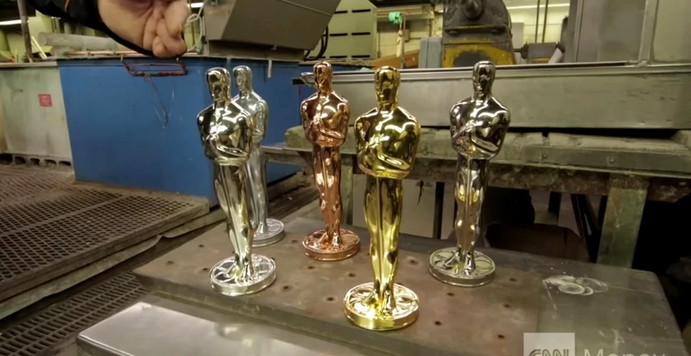 Cum sunt fabricate celebrele statuete-simbol ale Premiilor Oscar – VIDEO
