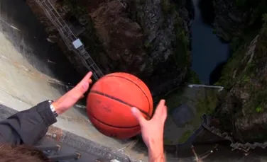 Datorită efectului Magnus, această minge de baschet se comportă ciudat atunci când e aruncată