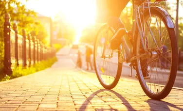 Cu bicicleta în jurul Pământului! În câte zile a traversat o femeie 21 de țări de pe 4 continente?