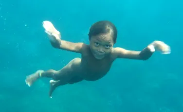 Copiii – fenomen. Pot vedea sub apă exact ca delfinii. Ce îi face atât de speciali – FOTO+VIDEO