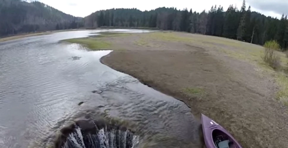 Toată apa din acest lac se scurge vara într-o groapă misterioasă. Cum este posibil acest fenomen foarte rar – VIDEO