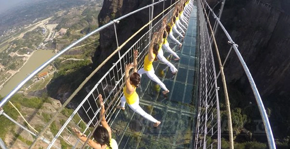 Şedinţă de yoga practicată de 100 de tinere pe un pod de sticlă – FOTO