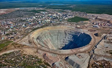 Cea mai valoroasă gaură din lume. 13 miliarde de lire se află în acest crater. Zborul elicopterelor în zonă este interzis