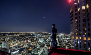 Oraşul văzut de la 300 de metri înălţime: imagini spectaculoase şi curajul nebunesc al unui fotograf (GALERIE FOTO)