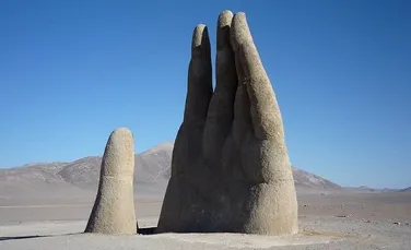Mana uriasa ingropata in Desertul Atacama