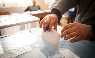 Românii își aleg astăzi președintele. Ora la care se închid secțiile de votare