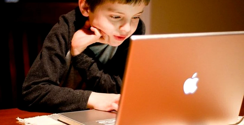 Cât de dependenţi sunt copiii din România de internet? Datele care scot la iveală o realitate îngrijorătoare