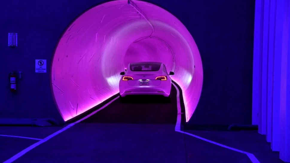 Elon Musk a spus că sistemul de transport futurist Hyperloop ar putea trece în subteran