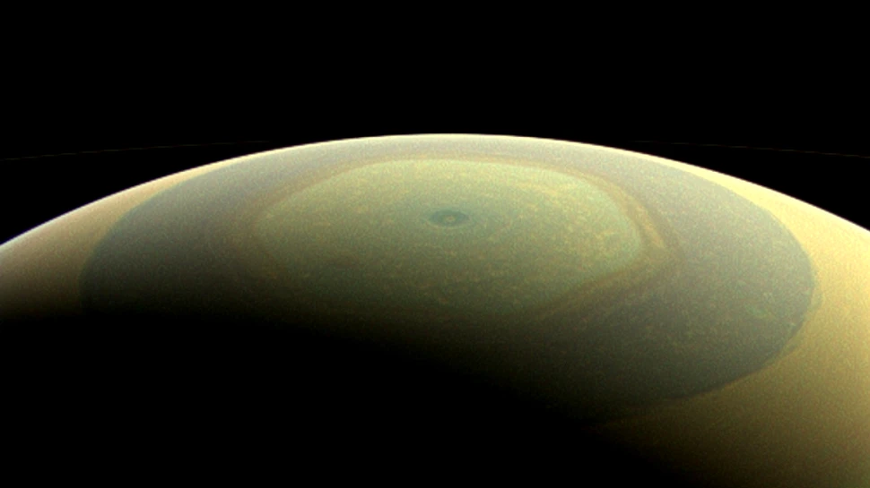 Sonda spaţială Cassini va survola miercuri Enceladus, un satelit al planetei Saturn