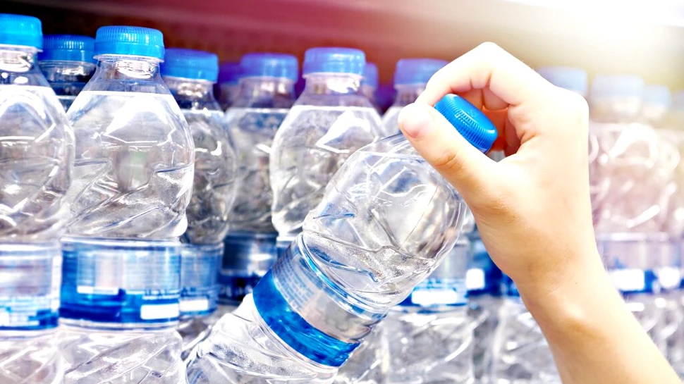 Apa îmbuteliată ascunde riscuri grave pentru sănătate, avertizează oamenii de știință