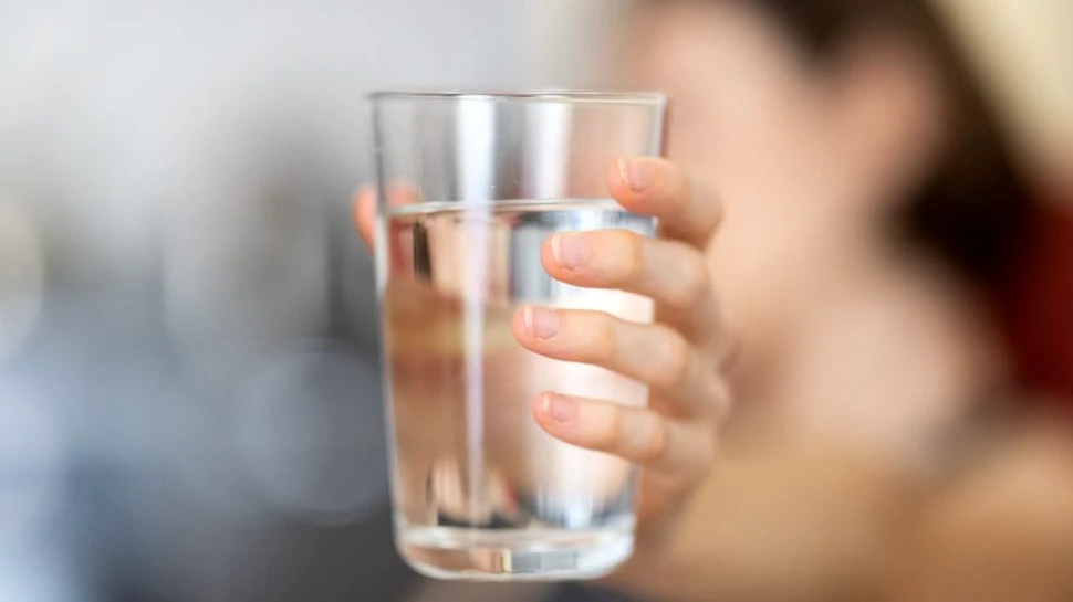 Apa îmbuteliată vs. apa de la robinet. Care dintre ele are impact mai mare asupra sănătății și a mediului