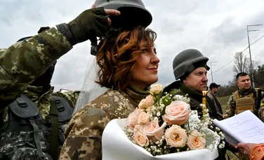 Iubire în vreme de război. Doi militari ucraineni s-au căsătorit chiar pe front