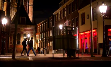 Schimbare radicală în Olanda! Celebrele prostituate din Amsterdam nu vor mai fi expuse în vitrine