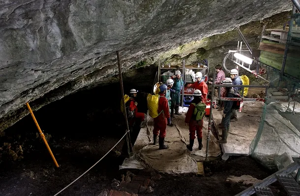 Arheologi pregătindu-se să coboare în „Sima de los Huesos”