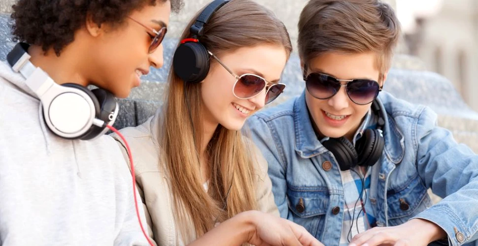 Organizaţia Mondială a Sănătăţii: Oamenii ar trebui să limiteze ascultatul de muzică la o oră pe zi