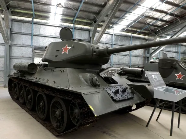 T-34-85, tancul sovietic care a câştigat Al Doilea Război Mondial, a fost folosit apoi de multe state